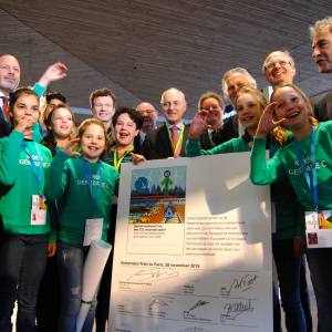 Kinderen geven boodschap aan Dijksma mee naar Klimaattop
