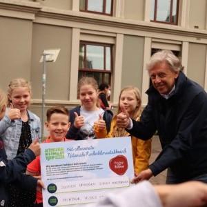Ed Nijpels en Tweede Kamerleden nemen Kinderklimaatakkoord in ontvangst